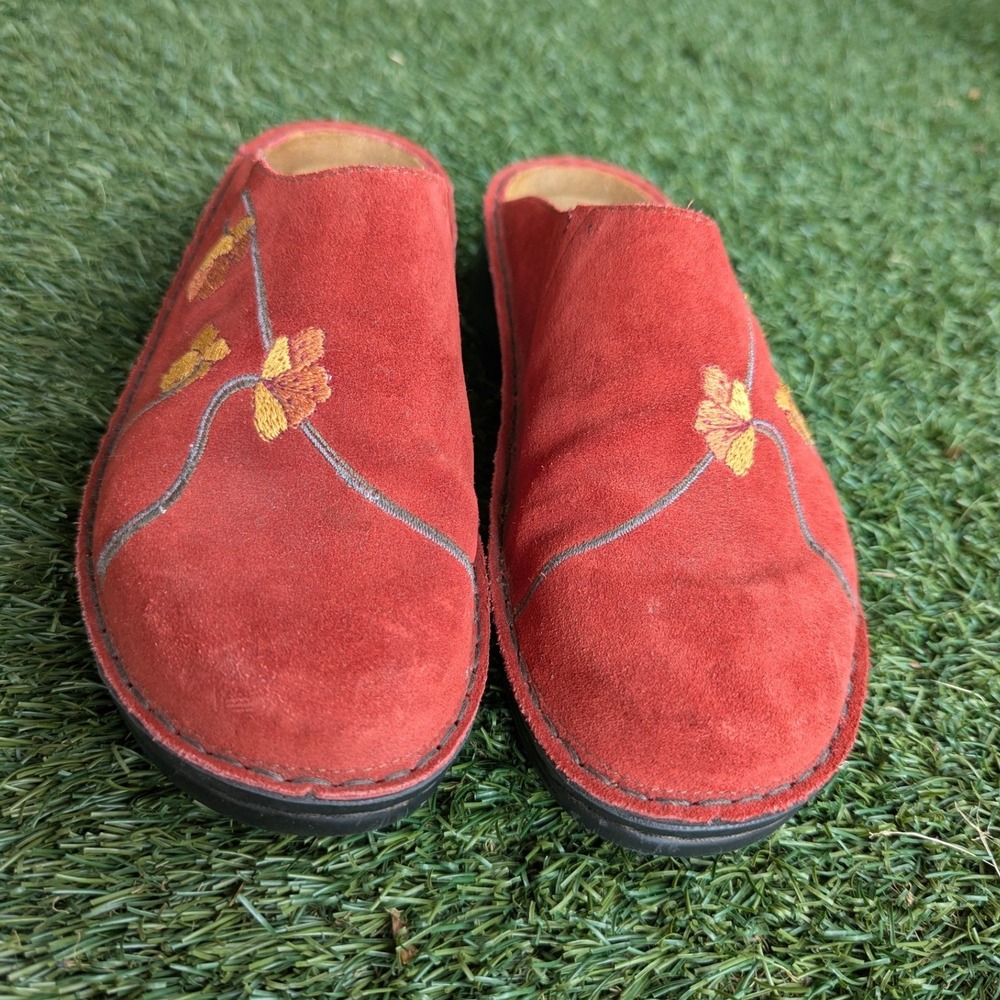 Naot Red Suede Floral Embroidered Clogs Mules Made in Israel Womens 38/US 7 - Picture 7 of 8